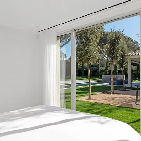 De Luxe Canisses Villa