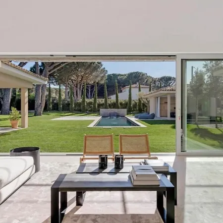 De Luxe Canisses Villa