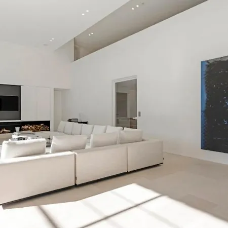 De Luxe Canisses Villa